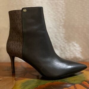 Michael Kors ✨New with Tag ✨💖On Trend Ankle Boot
